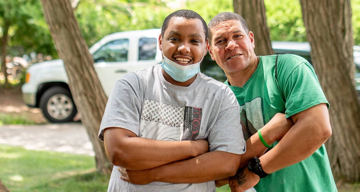 Dos hombres latinos del programa de Casa Esperanza, que encarnan la comunidad compasiva y el apoyo proporcionado por Casa Esperanza a la comunidad latina.