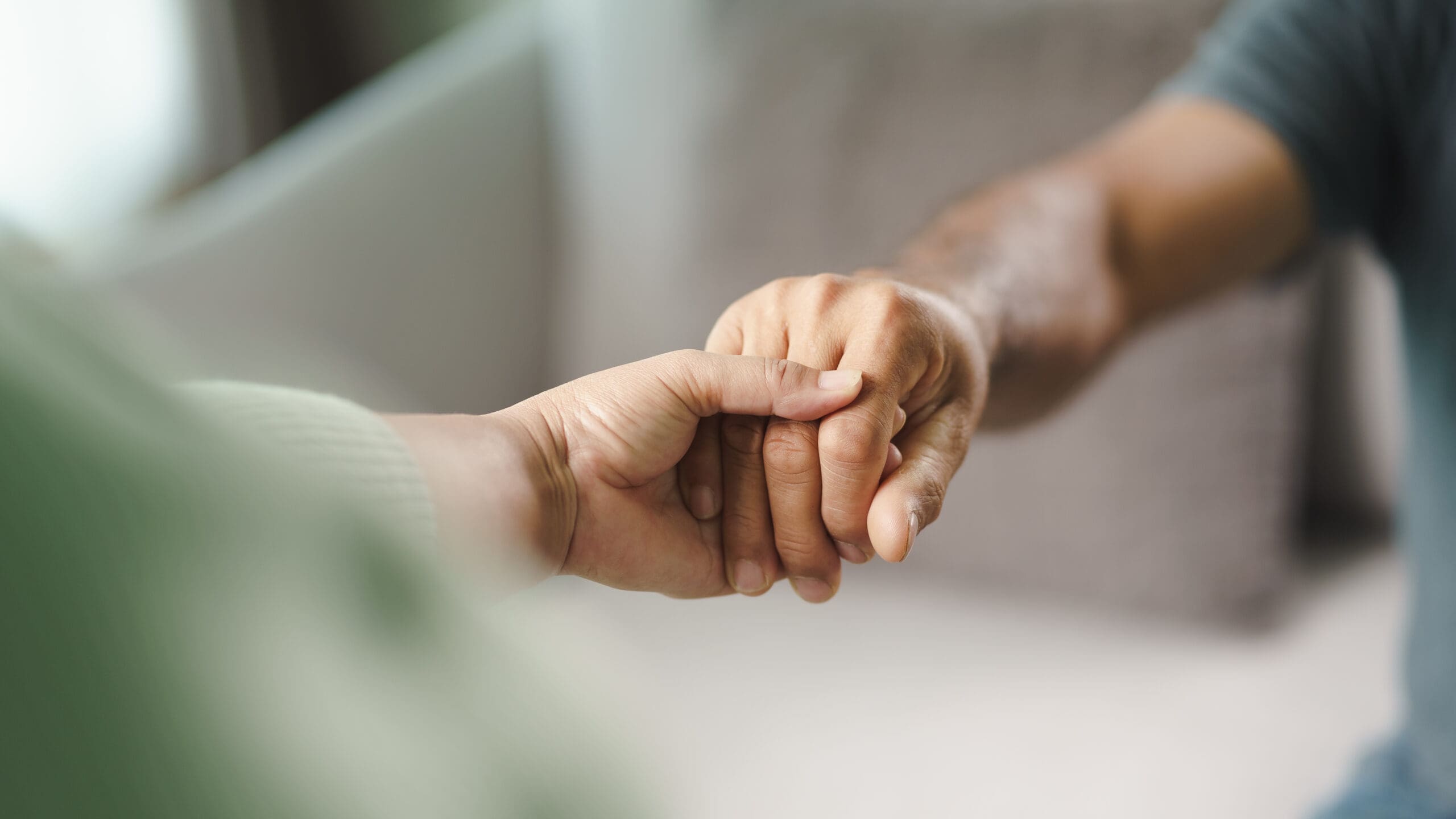 Mujer amiga o familiar sentada y cogida de la mano para animar a hombre deprimido mentalmente, Psicóloga proporciona ayuda mental a paciente. TEPT Concepto de Salud Mental