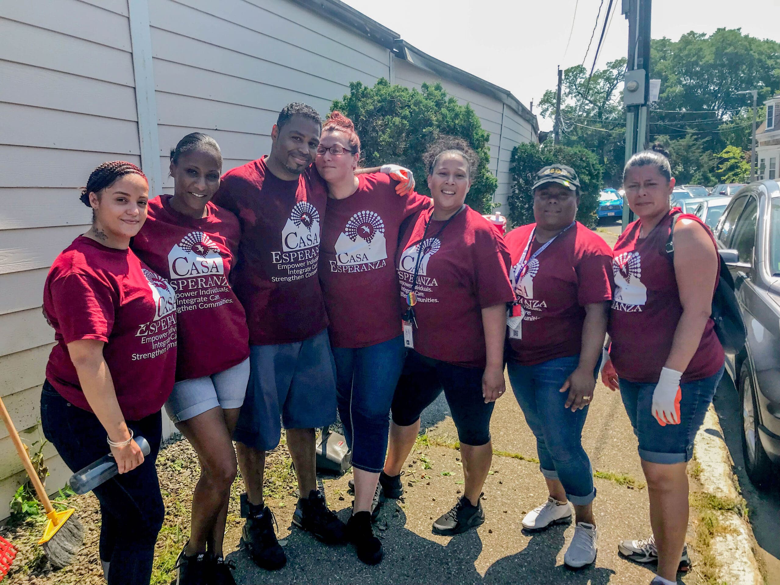 Un grupo de miembros del personal de Casa Esperanza, Inc. juntos al aire libre, encarnando el compromiso de la organización con los principios de DEIJ y empoderando a las comunidades latinas marginadas.